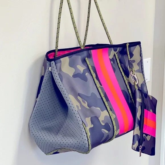 **SALE**Brand NEW Georgia Neoprene Tote Bag & Clutch~ Camo💚💗 - Picture 10 of 15